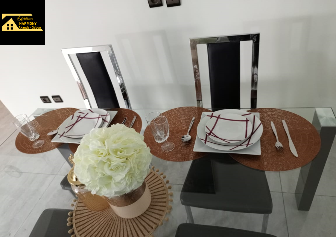 table à manger et assiètes